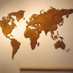 Weltkarte Rostig über einem Kamin