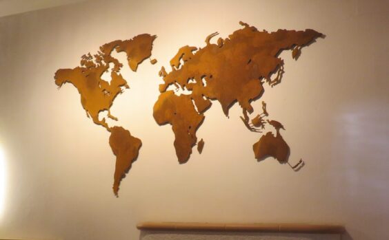 Weltkarte Rostig über einem Kamin