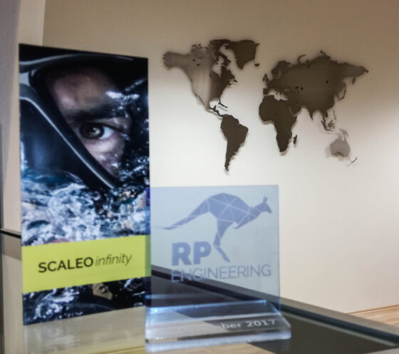 Weltkarte aus Edelstahl im Büro von RP-Engineering