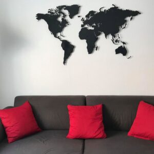 Eine Weltkarte hängt an der Wand. Unterhalb ist ein Sofa mit roten Kissen zu sehen. Es ist noch eine Lampe auf dem Bild