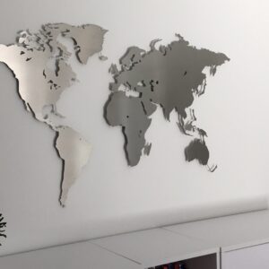 Weltkarte Edelstahl in einem Büro oberhalb von einem Sideboard