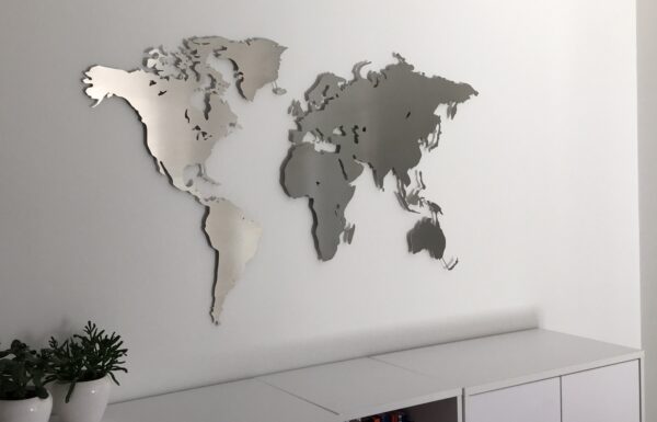 Weltkarte Edelstahl in einem Büro oberhalb von einem Sideboard
