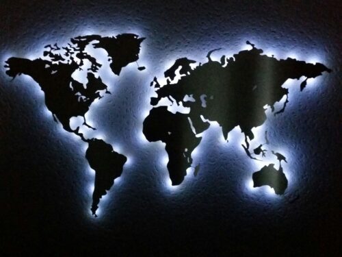 Hier ist eine Weltkarte aus Edelstahl zu sehen welche von hinten mit LEDs beleuchtet ist.