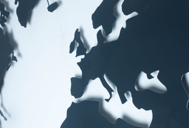 Weltkarte Anthrazitgrau vor einer weißen Wand (Ansicht Detail)