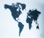 Weltkarte Anthrazitgrau vor einer weißen Wand (Ansicht Links)