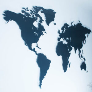 Weltkarte Anthrazitgrau vor einer weißen Wand (Ansicht Links)