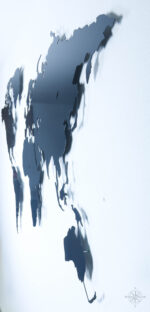 Weltkarte Anthrazitgrau vor einer weißen Wand (Ansicht Rechts)