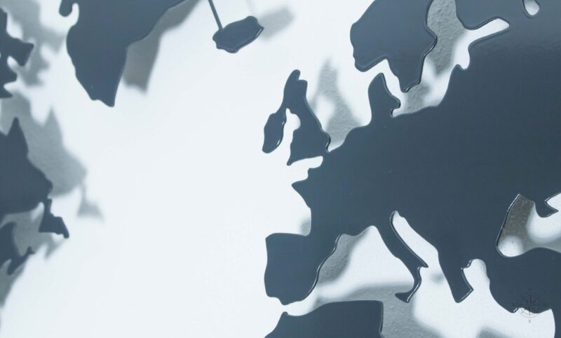 Weltkarte Anthrazitgrau vor einer weißen Wand (Ansicht Detail)