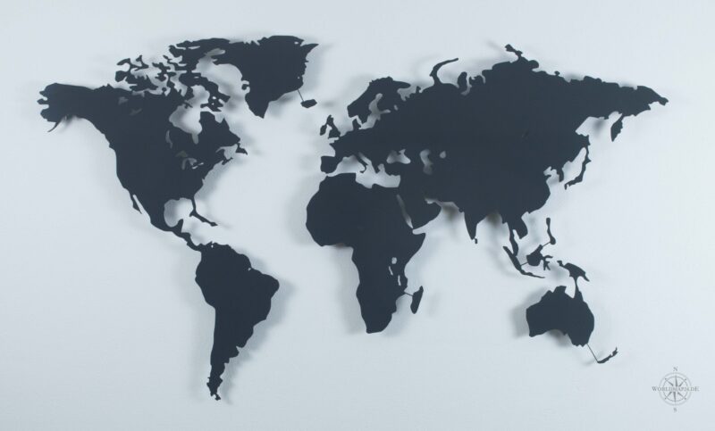Weltkarte Anthrazitgrau vor einer weißen Wand (Ansicht Frontal)