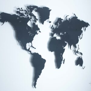 Weltkarte Anthrazitgrau vor einer weißen Wand (Ansicht Links)