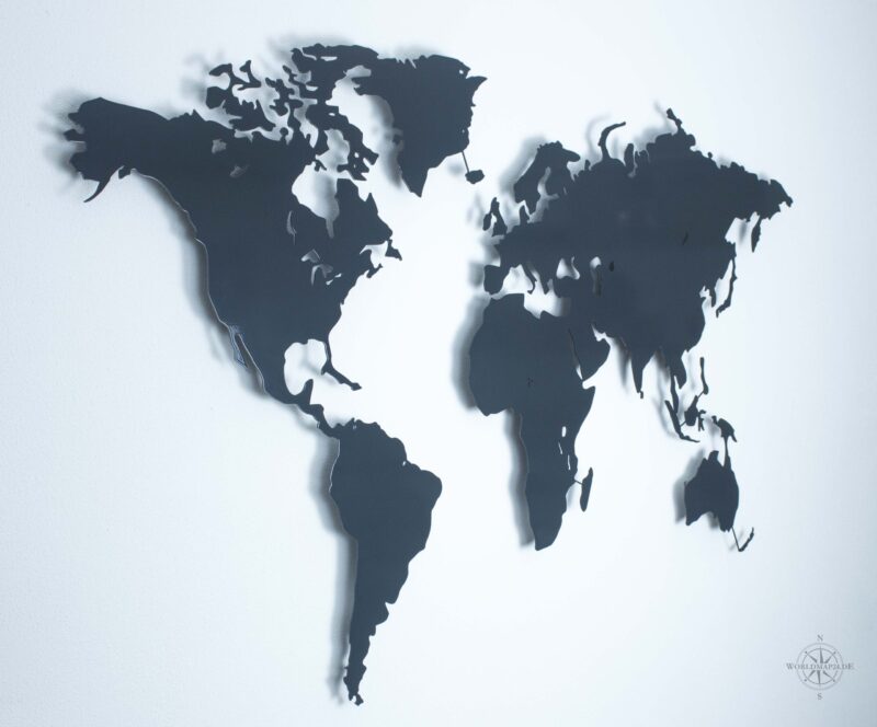 Weltkarte_Stahl_Metall_Anthrazitgrau_M_Links Weltkarte Anthrazitgrau vor einer weißen Wand (Ansicht Links)