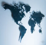 Weltkarte Anthrazitgrau vor einer weißen Wand (Ansicht Links)