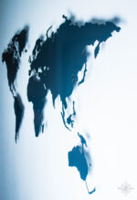 Weltkarte Anthrazitgrau vor einer weißen Wand (Ansicht Rechts)