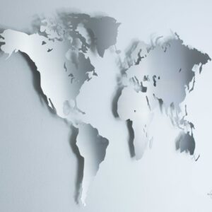 Weltkarte aus Edelstahl vor einer weißen Wand (Ansicht Links)