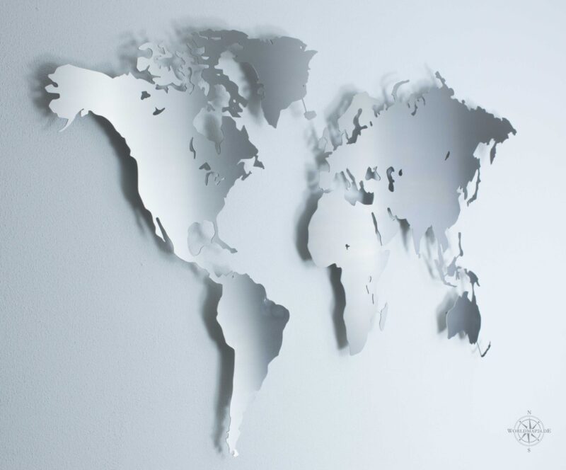 Weltkarte aus Edelstahl vor einer weißen Wand (Ansicht Links)