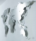 Weltkarte aus Edelstahl vor einer weißen Wand (Ansicht Rechts)