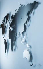 Weltkarte aus Edelstahl vor einer weißen Wand (Ansicht Rechts)