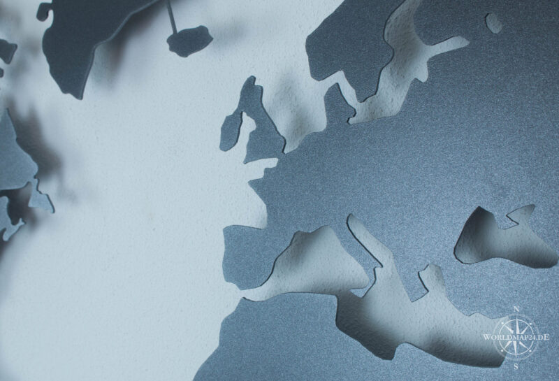 Weltkarte aus Eisenglimmer vor einer weißen Wand (Ansicht Detail)
