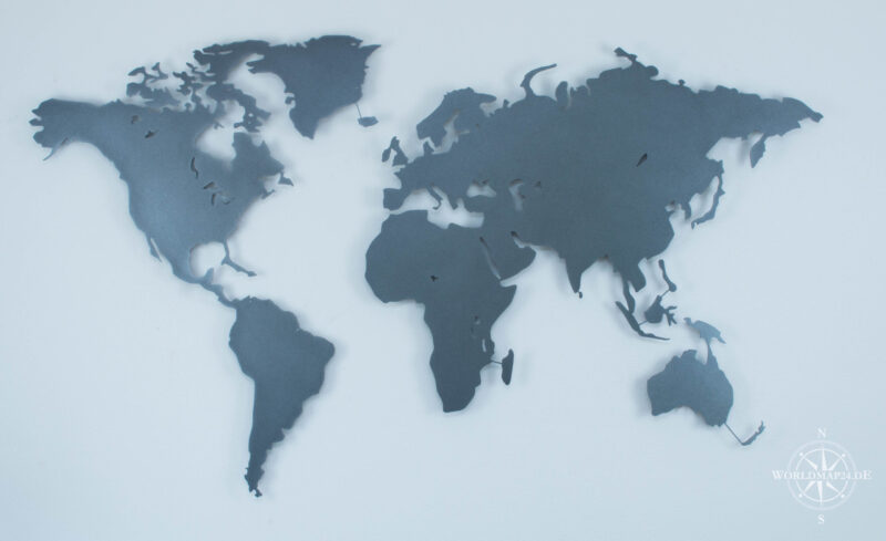 Weltkarte aus Eisenglimmer vor einer weißen Wand (Ansicht Front)