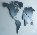 Weltkarte aus Eisenglimmer vor einer weißen Wand (Ansicht Links)