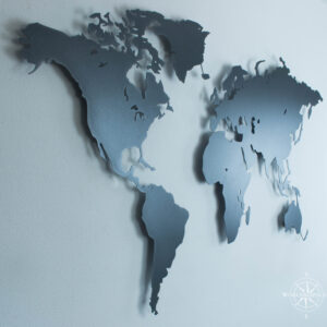 Weltkarte aus Eisenglimmer vor einer weißen Wand (Ansicht Links)