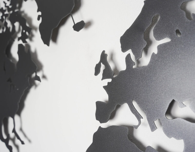 Weltkarte aus Eisenglimmer vor einer weißen Wand (Ansicht Detail)