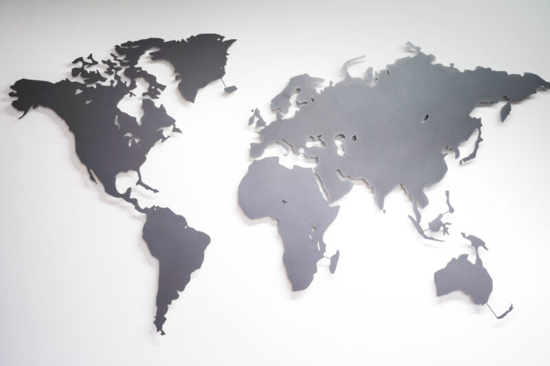 Weltkarte Eisenglimmer vor einer weißen Wand (Ansicht Frontal)