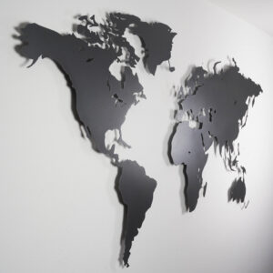 Weltkarte Eisenglimmer vor einer weißen Wand (Ansicht Links)