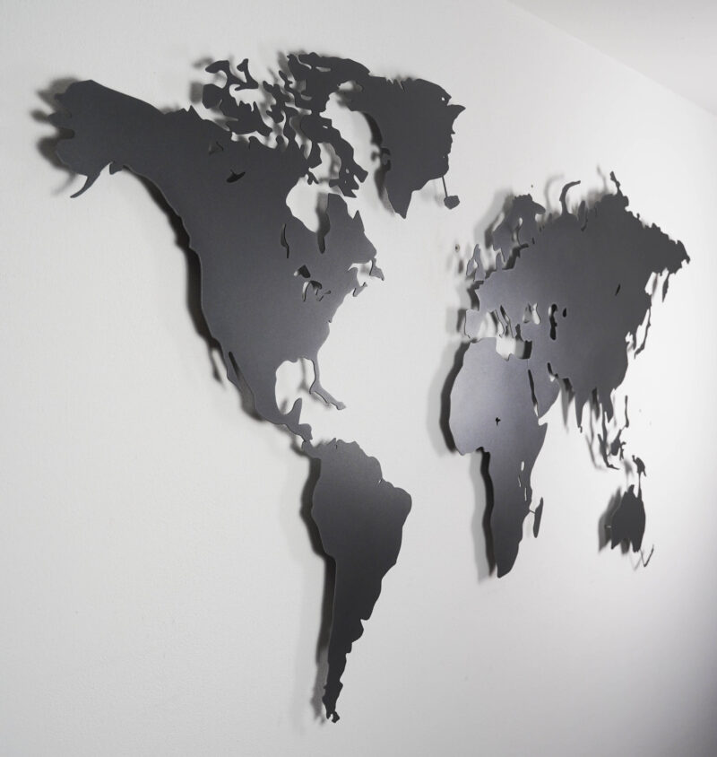 Weltkarte_Stahl_Metall_Eisenglimmer_L_Links Weltkarte Eisenglimmer vor einer weißen Wand (Ansicht Links)