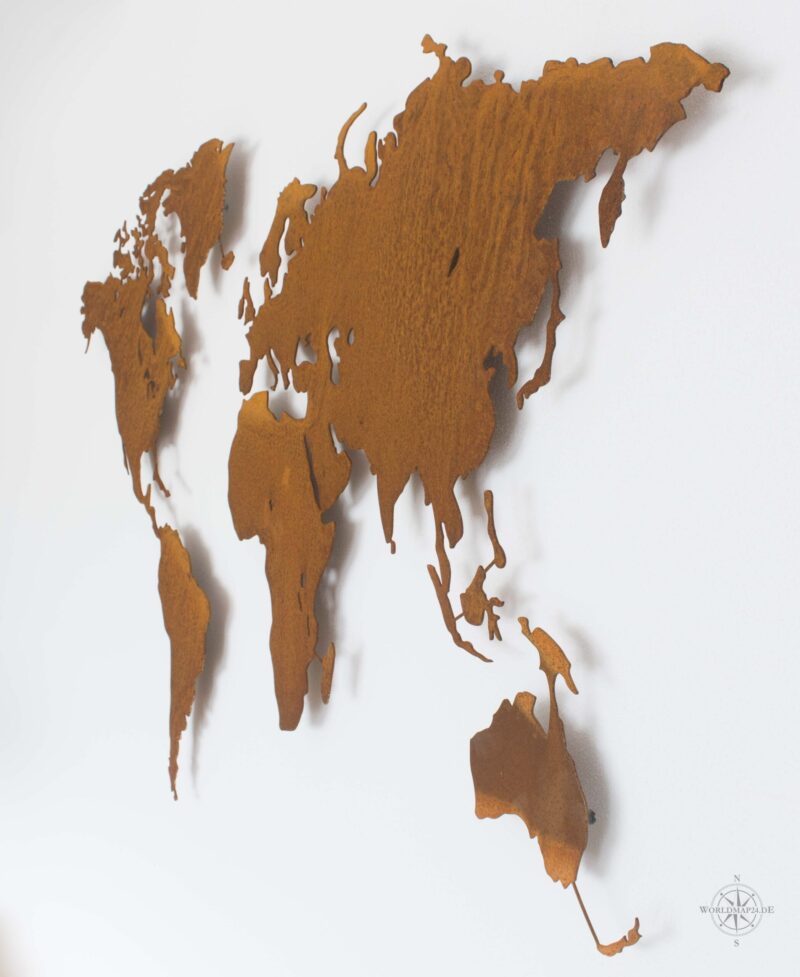 Weltkarte Rostig vor einer weißen Wand (Ansicht Rechts)