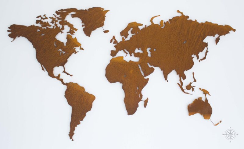Weltkarte Rostig vor einer weißen Wand (Ansicht Frontal)