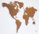 Weltkarte Rostig vor einer weißen Wand (Ansicht Links)
