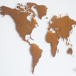 Weltkarte Rostig vor einer weißen Wand (Ansicht Links)