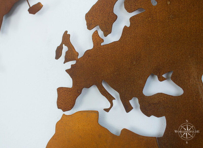 Weltkarte Rostig vor einer weißen Wand (Ansicht Detail)