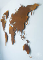 Weltkarte Rostig vor einer weißen Wand (Sichtrichtung Rechts)