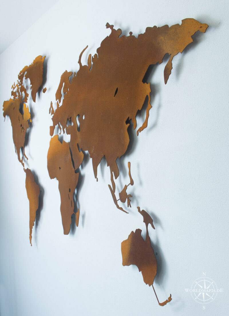 Weltkarte Rostig vor einer weißen Wand (Sichtrichtung Rechts)