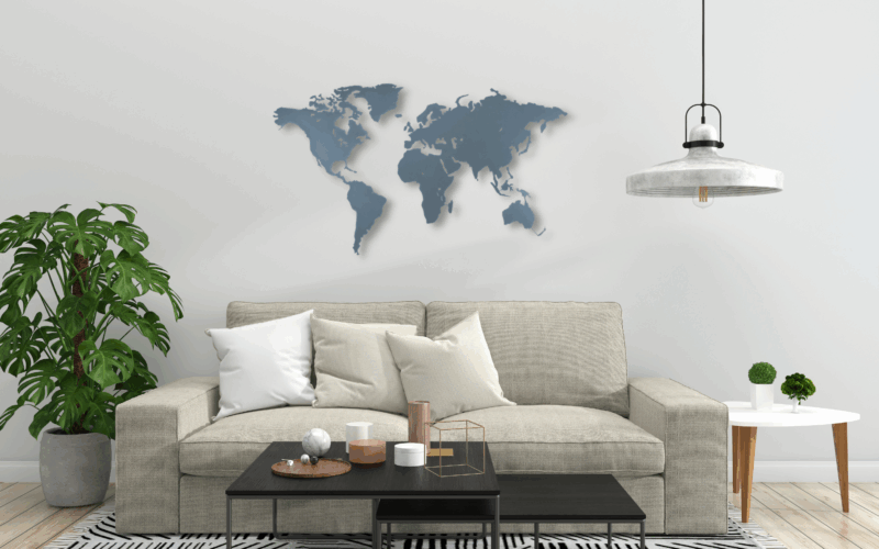 Weltakrte Eisenglimmer vor einem hellen Wand. Unterhalb ist ein Sofa zu sehen und eine Hängelampe.