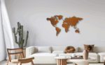 Weltkarte rostig vor einer weissen Wand. Im Wohnzimmer mit einem hellen Sofa. Es ist auch ein Kaktus zu sehen.