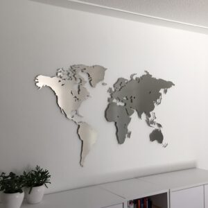 Auf dem Bild ist eine Weltkarte aus Edelstahl in einem Büro zu sehen