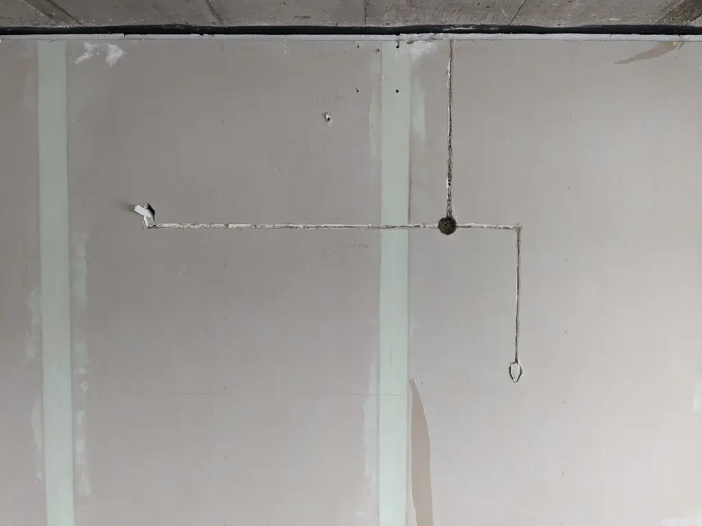 Vorbereitete Wand für die Kabelführung der beleuchteten Weltkarte