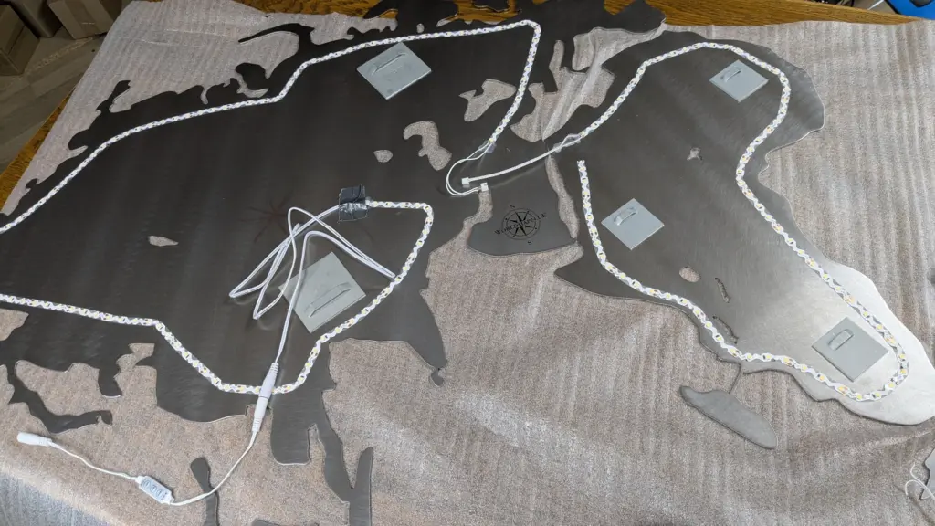 Weltkarte beleuchtet aus Edelstahl mit Vorbereitung für LED-Hintergrundbeleuchtung