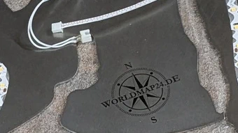 Weltkarte Metall beleuchtet Steckverbindung