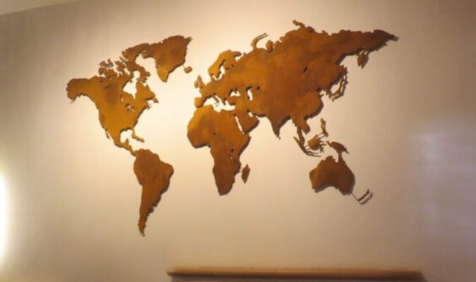 Weltkarte Rostig über einem Kamin