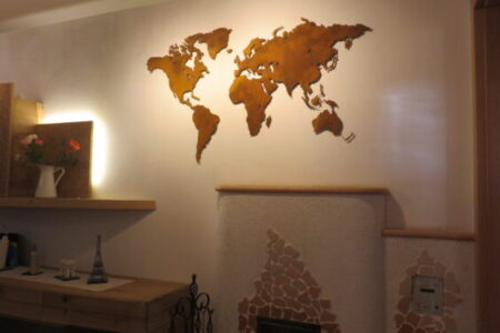 Weltkarte Rostig oberhalb eines Kamin.