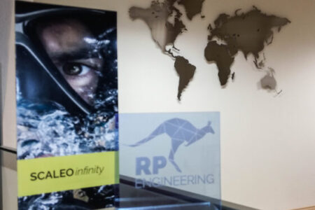 Weltkarte aus Edelstahl im Büro von RP-Engineering