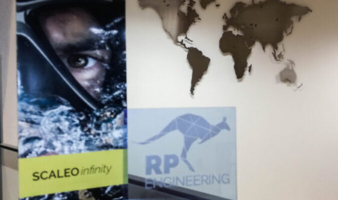 Weltkarte aus Edelstahl im Büro von RP-Engineering