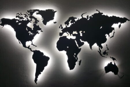 Auf dem Bild siehst du eine beleuchtete Weltkarte aus Edelstahl, die von hinten mit LEDs eindrucksvoll in Szene gesetzt wird.