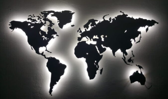 Auf dem Bild siehst du eine beleuchtete Weltkarte aus Edelstahl, die von hinten mit LEDs eindrucksvoll in Szene gesetzt wird.