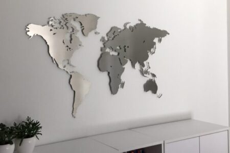 Weltkarte Edelstahl in einem Büro oberhalb von einem Sideboard