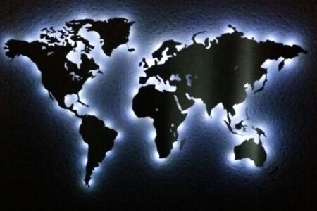 Hier ist eine Weltkarte aus Edelstahl zu sehen welche von hinten mit LEDs beleuchtet ist. Kundenprojekt